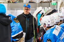 III divisioonan ottelu Huskit vs PyPo, Pyhäjärvi 01.10.2016.
Huskien pitkäaikainen valmentaja Juhani "Junnu" Ylikauma.