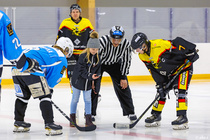 III divisioonan 7. lohkon ottelu Huskit vs PyPo, Pyhäjärvi 25.01.2020. Ottelisäntänä OP Suomenselkä: aloituskiekon pudottaa Minea Lehtola.