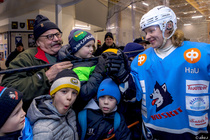 III divisioonan 7. lohkon ottelu Huskit vs Popula, Ylivieska 26.11.2022. Jerry Sarpola muistaa faniaan Rasmus Uusitaloa mailalla.