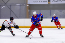 III divisioonan 7. lohkon ottelu Huskit vs Cobrat, Oulainen 03.02.2023. Kuvassa Joona Kallio ja Marko Viitasalo.
Huskit otti käyttöön uudet pelipaidat. Väritys ja HaU-kirjailu rinnassa olivat Haapaveden Urheilijoiden paidassa jo 1970–1980-luvuilla.