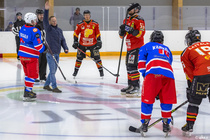 III divisioonan PlayOff Huskit vs Popula (02.03.2024). Aloituskiekon pudotti otteluisäntänä toimineen Haapaveden kaupungin puolesta pitkäaikainen jäämestari Matti Järvenpää, jolle edustuksen ottelu oli viimeinen ennen eläkkeelle siirtymistään.