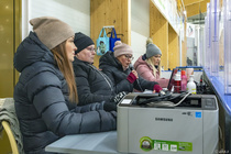 III divisioonan peli Huskit vs Cobrat (06.01.2024). Toimitsijoina vas. Marika Kallio, Heli Roininen, Piia Aakko ja Henna Haukipuro.