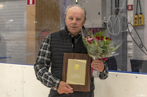 Jääkiekkovalmentajana Haapaveden Urheilijoissa vajaa 40 vuotta toiminut Juhani Ylikauma sai Huskien Elämäntyöpalkinnon 16.08.2025.