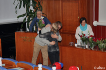 Pitkäaikainen rahastonhoitaja Maritta Maarala sai kukat ja halit.