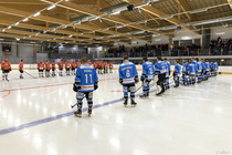 Hiljainen hetki Huskien pitkäaikaisen huoltajan Teuvo Nokelan äkillisen poismenon johdosta.  III divisioonan 7. lohkon ottelussa pelasi monta jo peliuransa lopettanutta entistä Huskien pelaajaa, muun muassa Samuli Nokela.