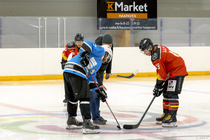 Otteluisäntänä Kokodiili. Kiekon pudottaa Lauri Pelkonen. Huskit kiittää.