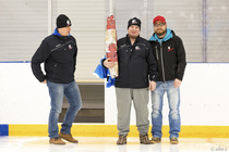 Huskit muisti pitkäaikaista seura-aktiivia, Jyrki Vinkkaa hänen 50-vuotissyntymäpäivänsä johdosta. Vas. Ilkka Heikkilä, Jyrki Vinkka ja Jani Peltokangas.