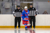 Huskit palkitsi Jere Aakon 100 sarjaottelun rajapyykin ylittämisestä.
Huskit onnittelee.