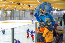 III divisioonan 7. lohkon ottelu Huskit vs Kiilat Hockey, Haapajärvi 04.11.2023. Ottelussa vieraili Suomessa pidettyjen vuoden 2003 Jääkiekon MM-kisojen kisamaskotti Finkey.