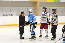 Otteluisäntänä: Haapaveden kaupunki.
Aloituskiekon pudotti 60-vuotissyntymäpäiviään ottelussa viettänyt ja hallimakkaran jokaiselle lipun otteluun lunastaneelle tarjonnut Heino Vuorenmaa.