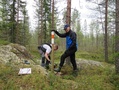Poikasta opetetaan käyttämään lekaa.